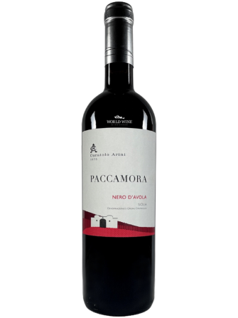 Intenzivní víno Curatolo Arini Paccamora rubínové barvy s tóny třešní, švestek, koření a vanilky